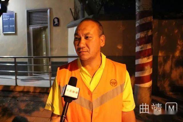 城市呼吸守护者：环保局监控中心工作人员的默默坚守