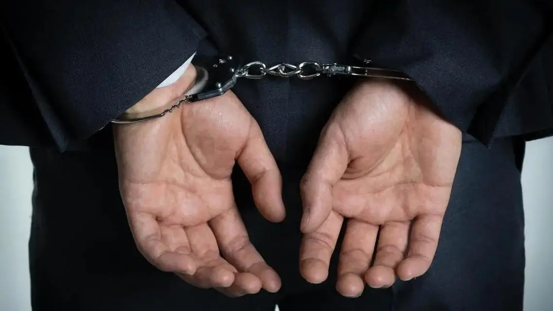辅警查身份证有什么用-辅警查身份证，让人又爱又恨，维护社会秩序，预防犯罪