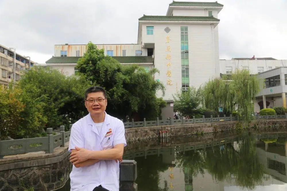 康复中心李主任胃病犯了仍坚守岗位，敬业精神令人动容