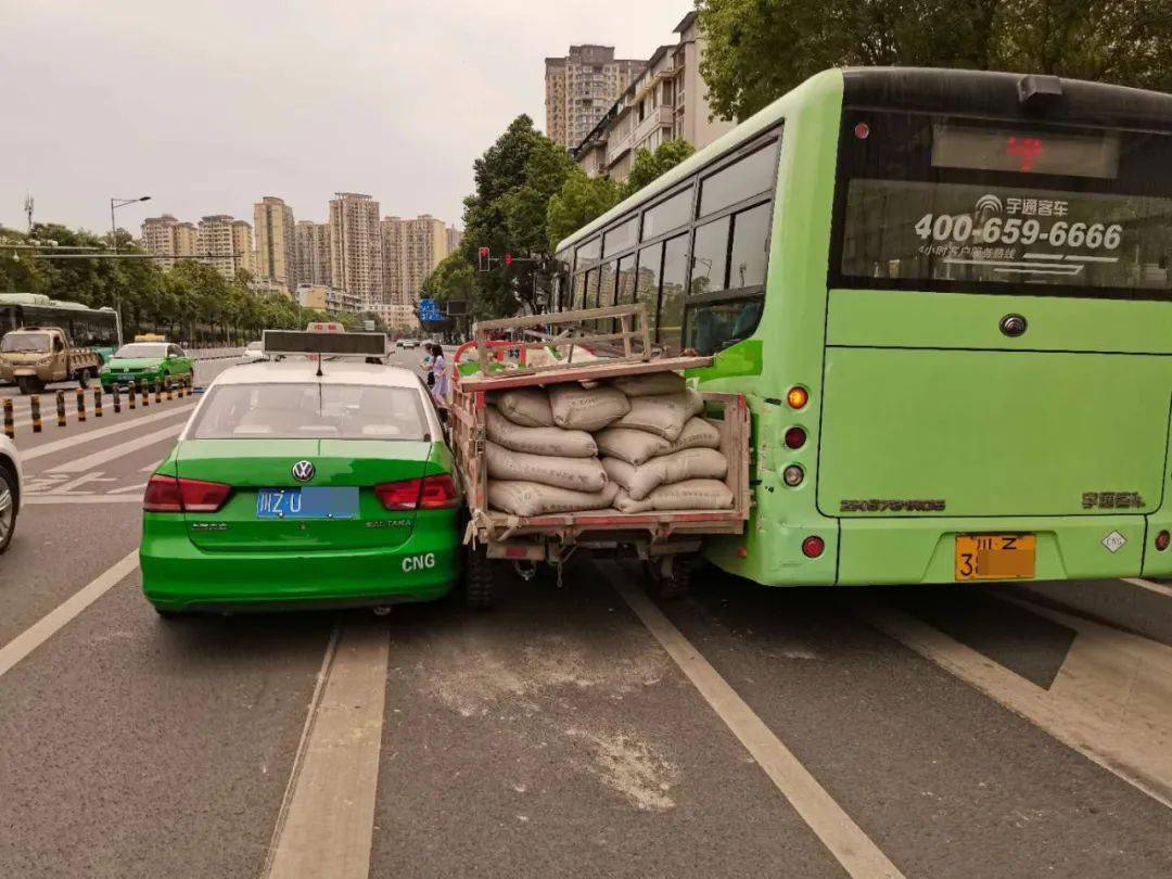 追尾三轮车责任划分_路口追尾三轮车怎么办_追尾三轮车对方走了怎么办